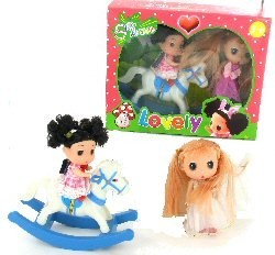 Set de 2 Mu&ntilde;ecas con Caballo de Madera