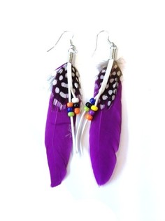 Pendientes de pluma estilo Ibiza morados (1 ud.)