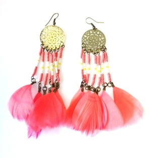 Pendientes estilo Ibiza con pluma y cuentas Melocot&oacute;n (1 ud.)